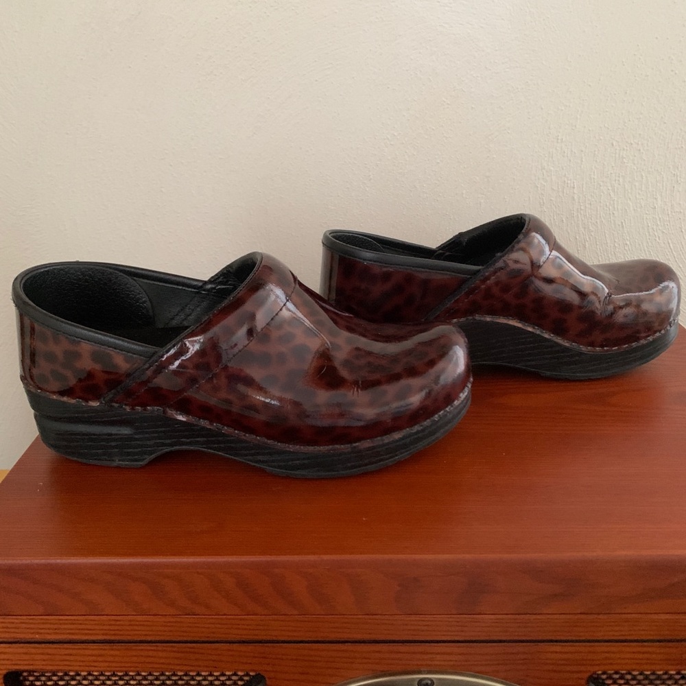 A ‘cheetah like’ pair of Danskos. Women’s size 6.